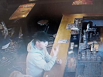 Uderzył w barze mężczyznę szklanką w twarz i natychmiast uciekł. Teraz szuka go policja