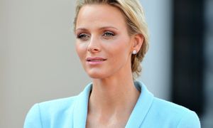 Księżna Charlene w kremowej sukience. Tak wyglądała podczas rodzinnego wystąpienia
