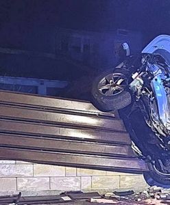 Tłuszcz. Policyjny pościg ulicami miasta. Kradziona Toyota doszczętnie rozbita na ogrodzeniu