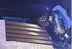 Tłuszcz. Policyjny pościg ulicami miasta. Kradziona Toyota doszczętnie rozbita na ogrodzeniu