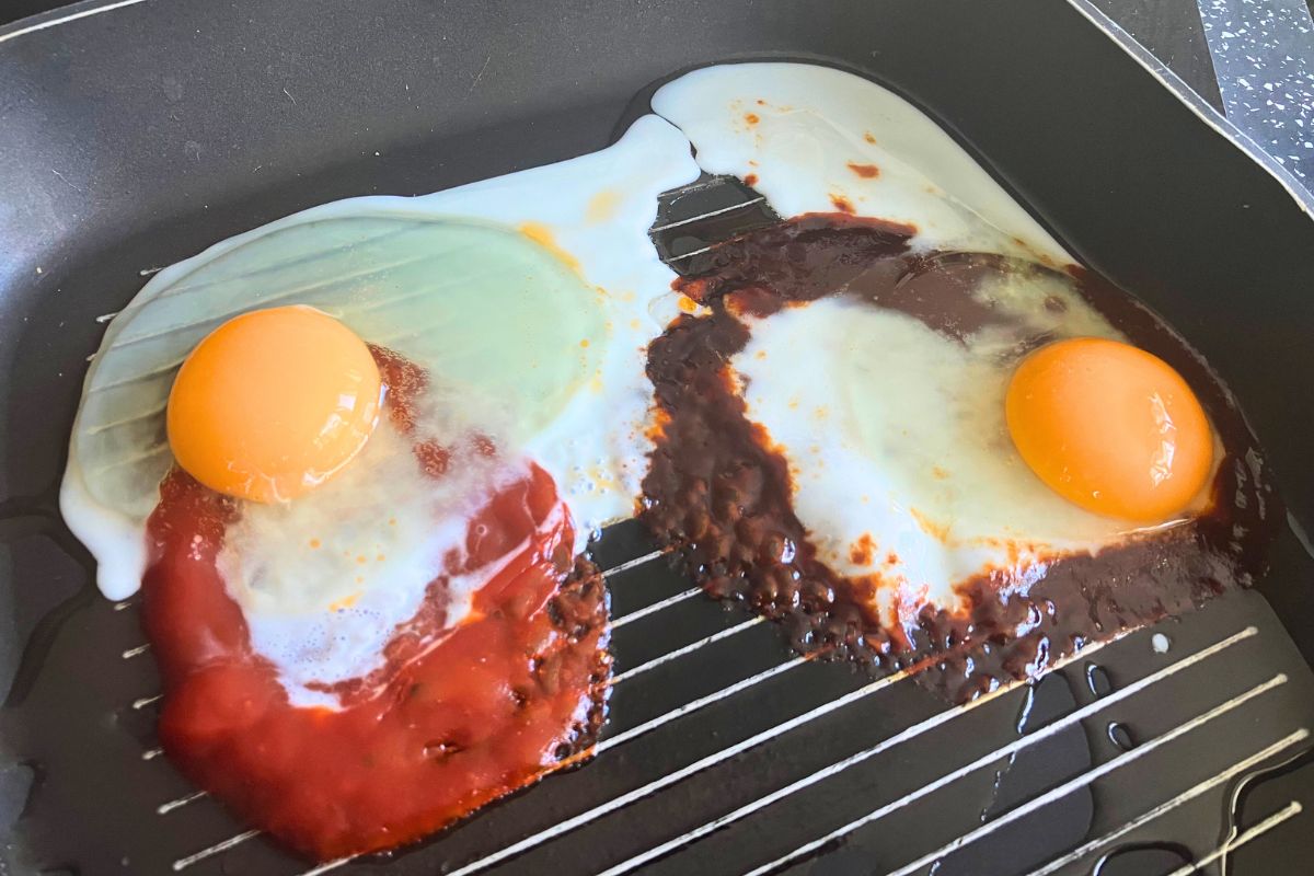 Wbiłam jajka na podgrzane sosy