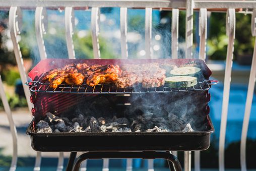 Robienie grilla na balkonie jest zakazane