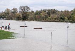 Wrocław. Zalana ul. Opatowicka. Miasto uspokaja