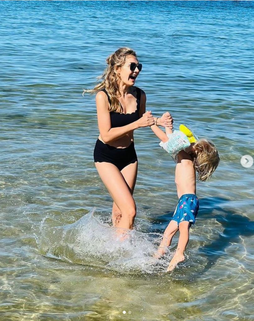 Małgorzata Socha szaleje na plaży z synem