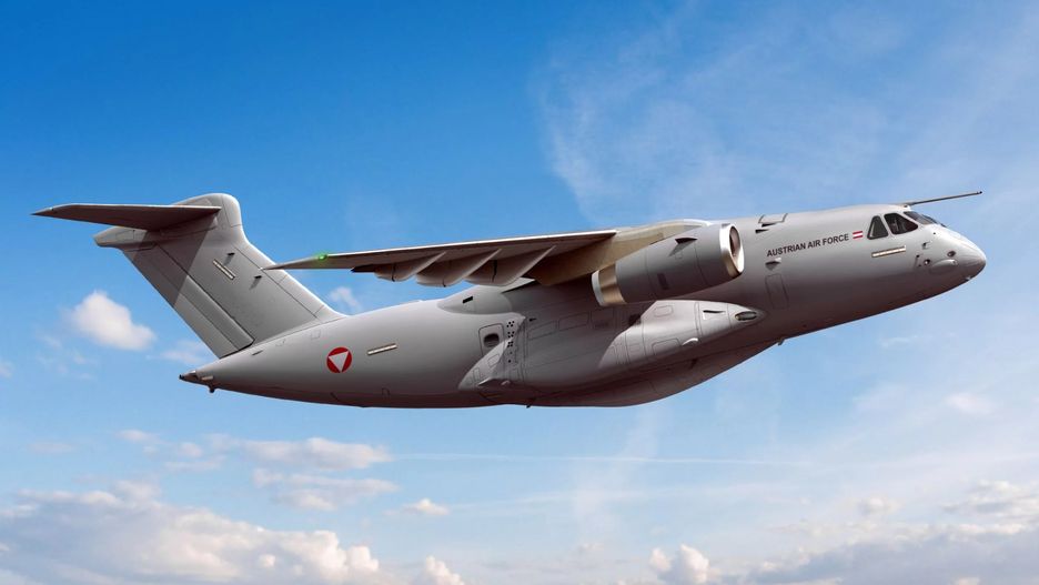 C-390 Millenium ma 33,5 m długości, 33,9 m rozpiętości skrzydeł i 11,4 m wysokości. Maksymalna masa startowa to 87 t, z czego udźwig wynosi 26 t. Wymiary ładowni to 18,5 x 3,0 x 3,4 m. Zasięg przy 23-tonowym ładunku wynosi 2815 km. Napędzany dwoma silnikami turbowentylatorowymi IAE V2500-E5 o ciągu 139,4 kN każdy, rozwija prędkość przelotową 870 km/h i osiąga pułap 11 000 m
