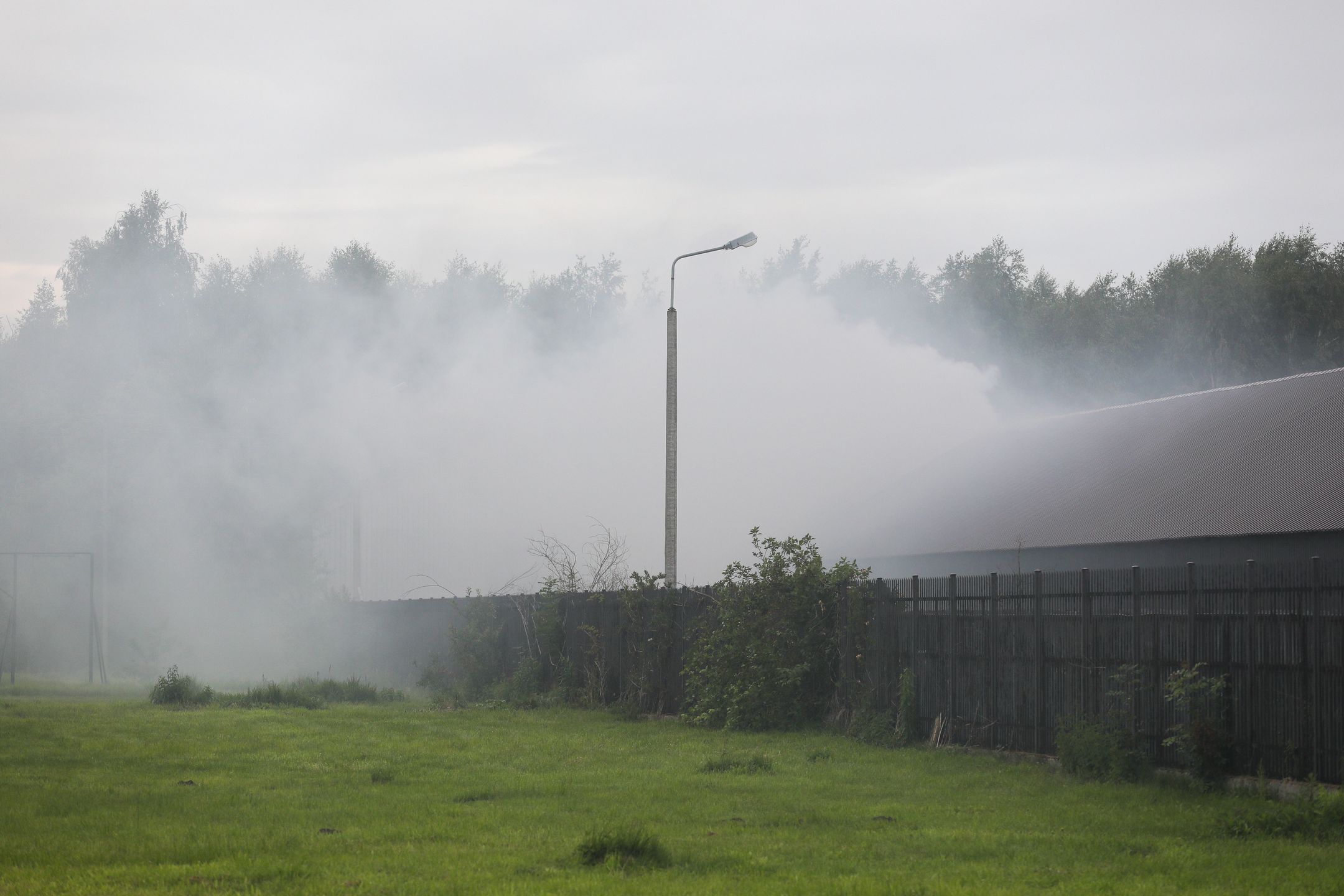 Wólka Kosowska, 10.07.2022. Akcja gaszenia pożaru hali magazynowej z tekstyliami w Wólce Kosowskiej k. Warszawy, 10 bm. W akcji bierze udział ok. 90 strażaków. (jm) PAP/Paweł Supernak ***Zdjęcie do depeszy PAP pt. Mazowsze/ Płonie hala z tekstyliami w Wólce Kosowskiej***
