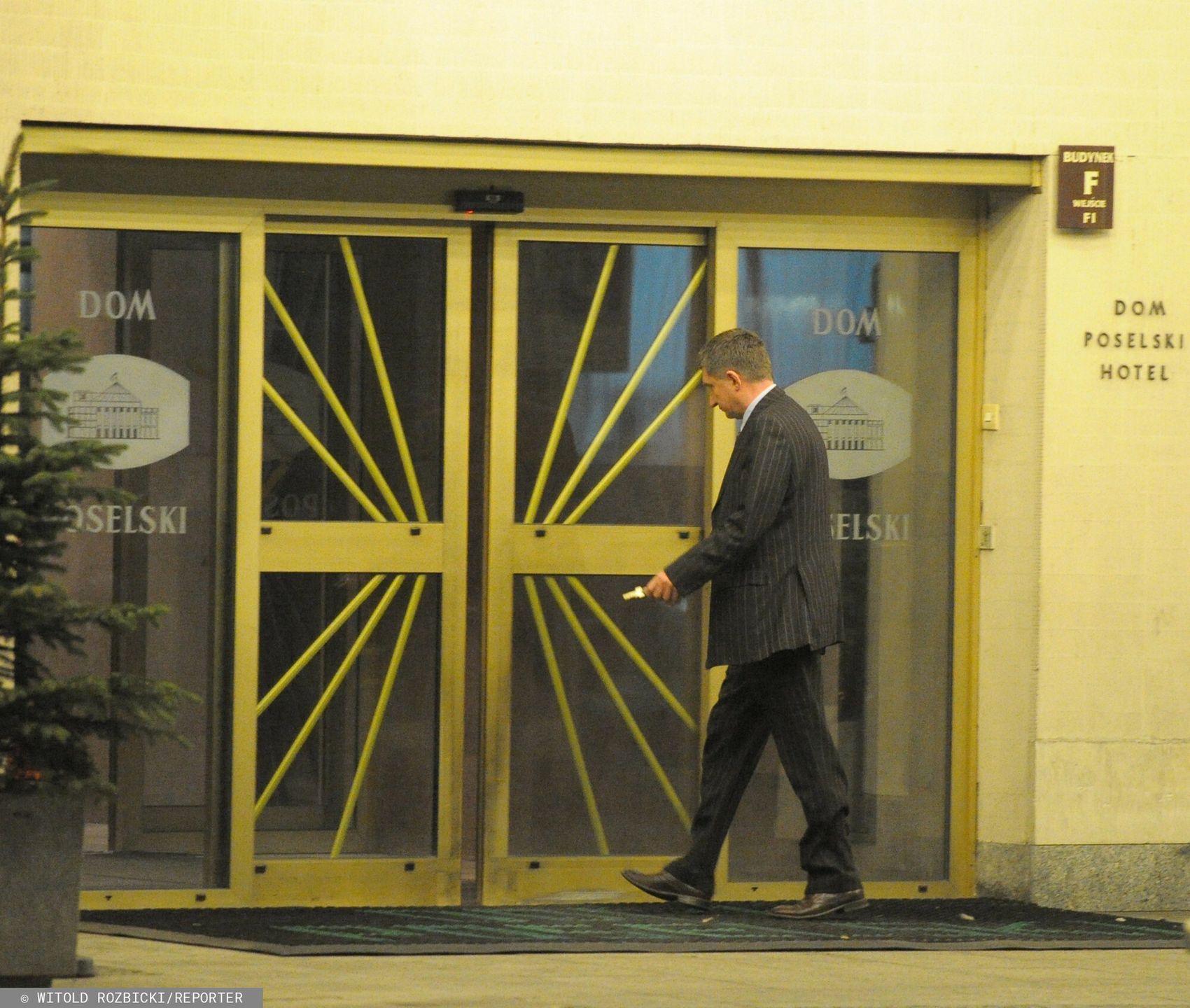 Jerzy Wenderlich wraca do hotelu sejmowego, zdjęcie z 2010 roku