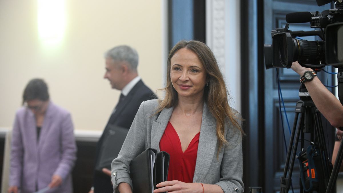 Agnieszka Dziemianowicz-B�k
Warszawa, 19.08.2025. Minister rodziny, pracy i polityki spo�ecznej Agnieszka Dziemianowicz-B�k na posiedzeniu rz�du w KPRM w Warszawie, 19 bm. Rz�d zajmie si� m.in. projektem surowszych kar za ataki na funkcjonariuszy i ratownik�w oraz projektem zaostrzaj�cym kary za sprowadzenie zagro�enia po�arowego. (mr) PAP/Marcin Obara
Marcin Obara
atak na fukncjonariusza kary, Dziemianowicz B�k, kancelaria, KPRM, obrady, polityk, polityk polityka, polityka, posiedzenie, rada ministr�w, rady ministr�w, rz�d, rz�d Tuska, rz�du