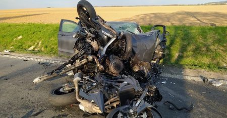 Tyle zostało z mondeo. Wjechało w ciężarówkę i zaskoczyło motocyklistów