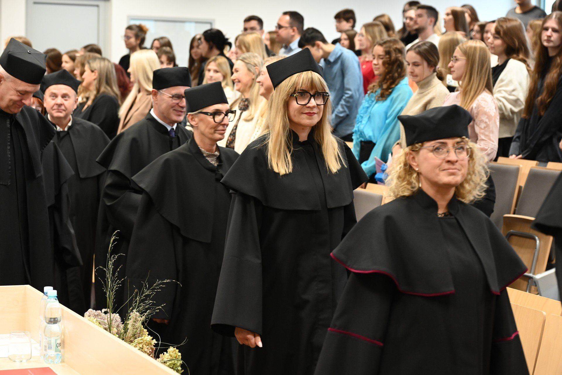  W auli przy ulicy Uniwersyteckiej zgromadziło się mnóstwo osób - wykładowcy, studenci starszych lat oraz nowo przyjęci żacy, którzy dopiero rozpoczynają swoją akademicką przygodę.