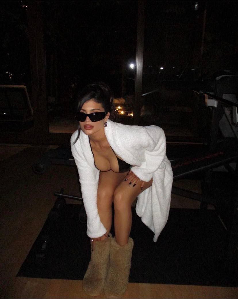 Lateksowa Kylie Jenner WDZIĘCZY SIĘ w jacuzzi