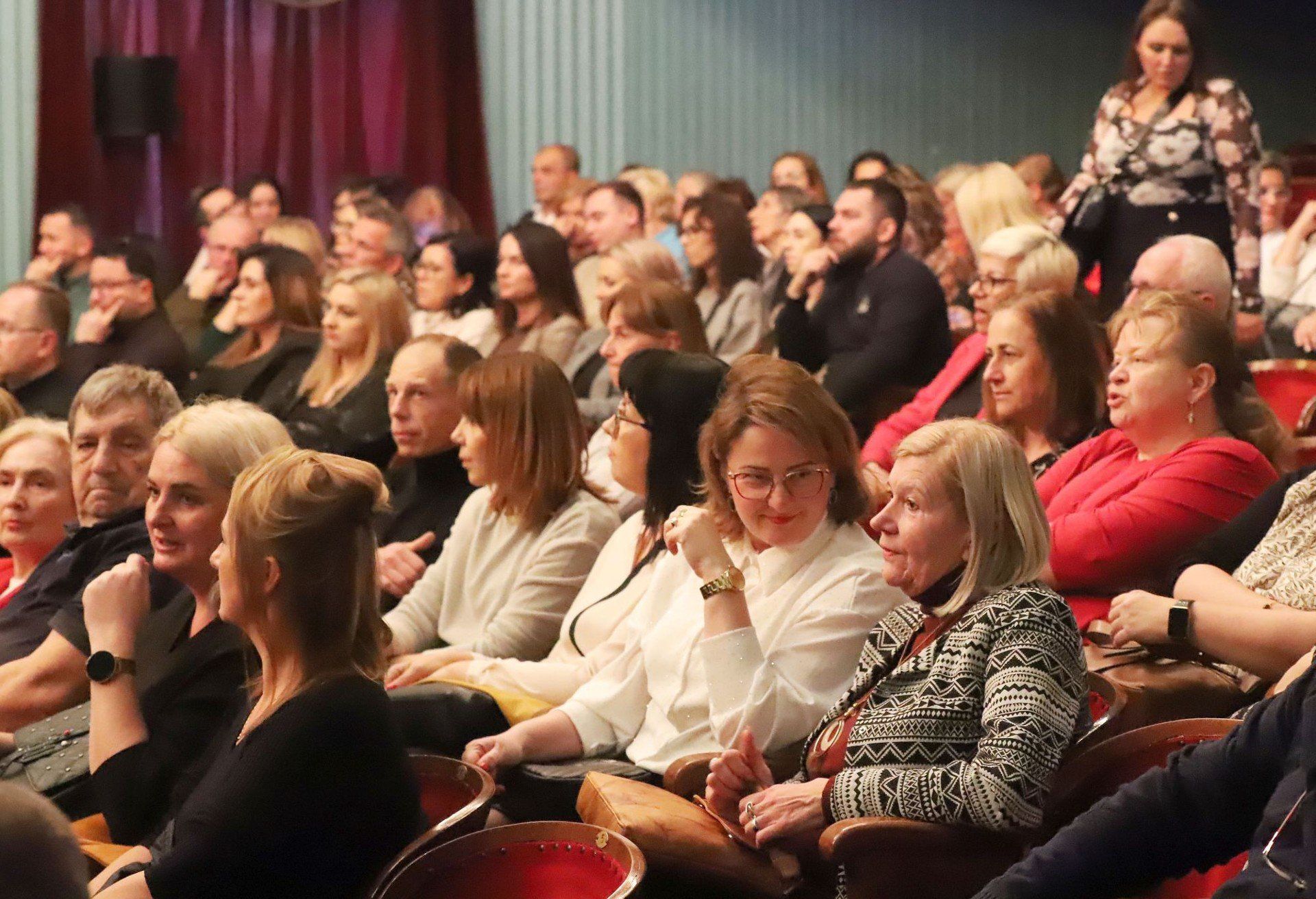 Publiczność zgromadzona na sali Radomskiej Orkiestry Kameralnej bawiła się znakomicie i na koniec nagrodziła aktorów brawami.