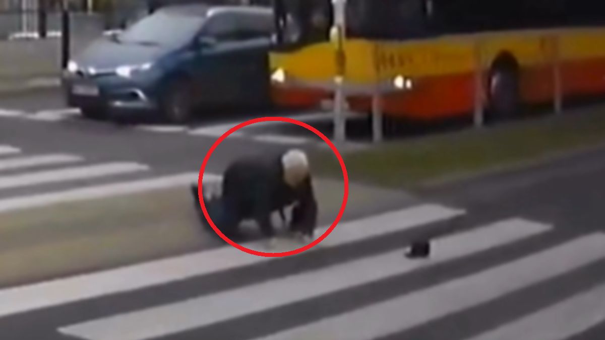 Nagranie z Warszawy. Senior upadł na pasach.