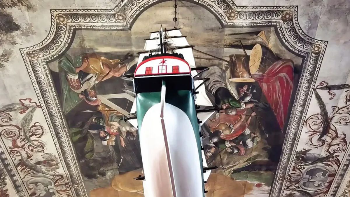 
Żaglowiec podwieszony pod stropem w kościele w Stegnie
