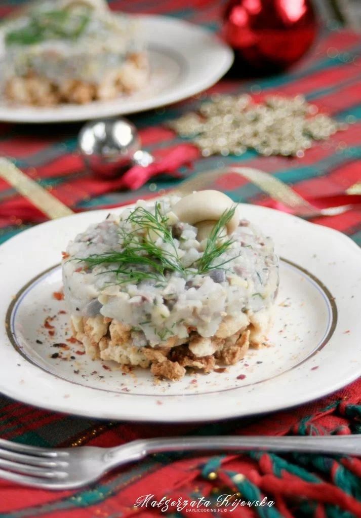 Tatar śledziowy z marynowanymi pieczarkami