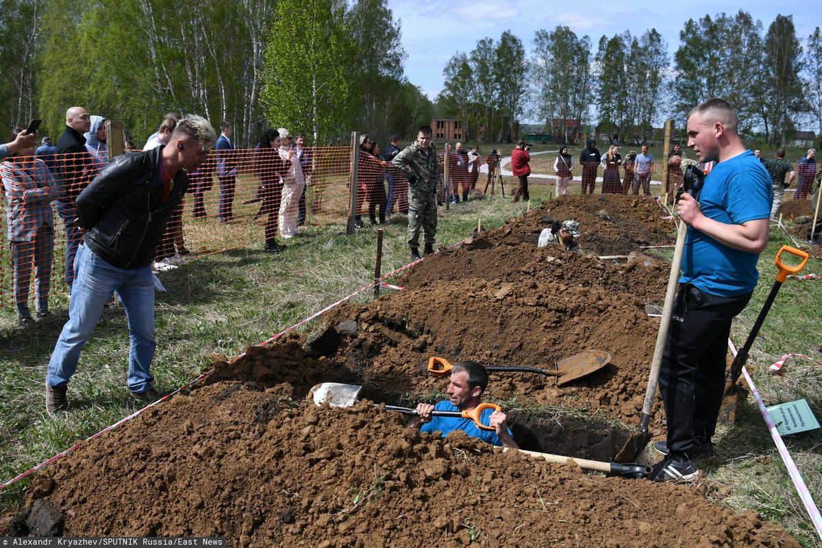 Rosja. W Nowosybirsku zorganizowano konkurs kopania grobów na czas