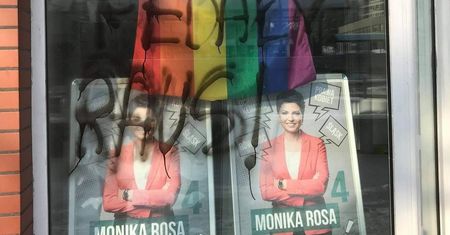 Śląskie. Homofobiczny napis w witrynie biura posłanki Moniki Rosy w Katowicach