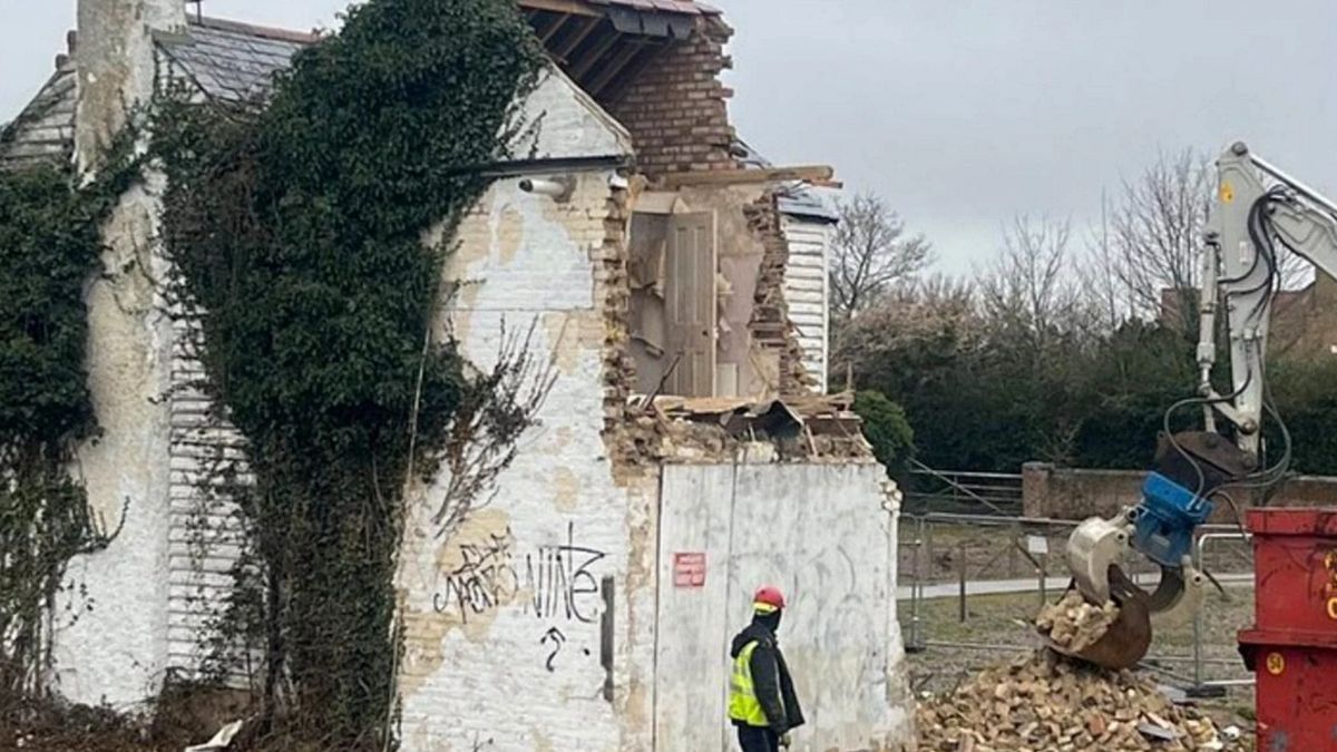 Robotnicy przypadkiem zniszczyli mural Banksy'ego