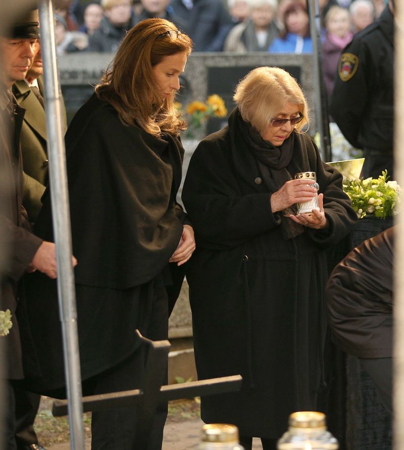 Karolina Wajda i Krystyna Zachwatowicz podczas pogrzebu Andrzeja Wajdy