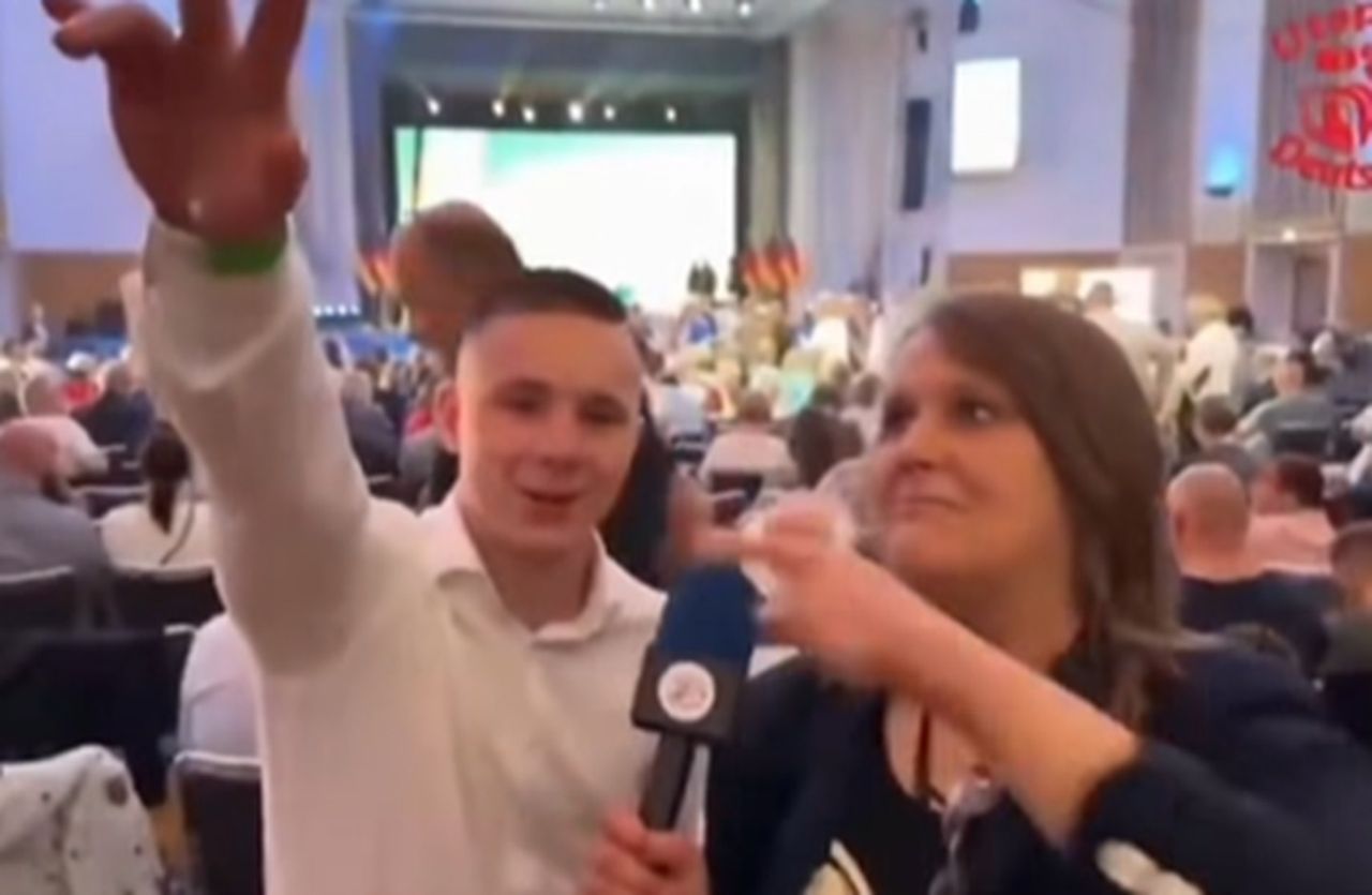 Kontrowersyjny gest działacza AfD. Oto co zrobił na wizji