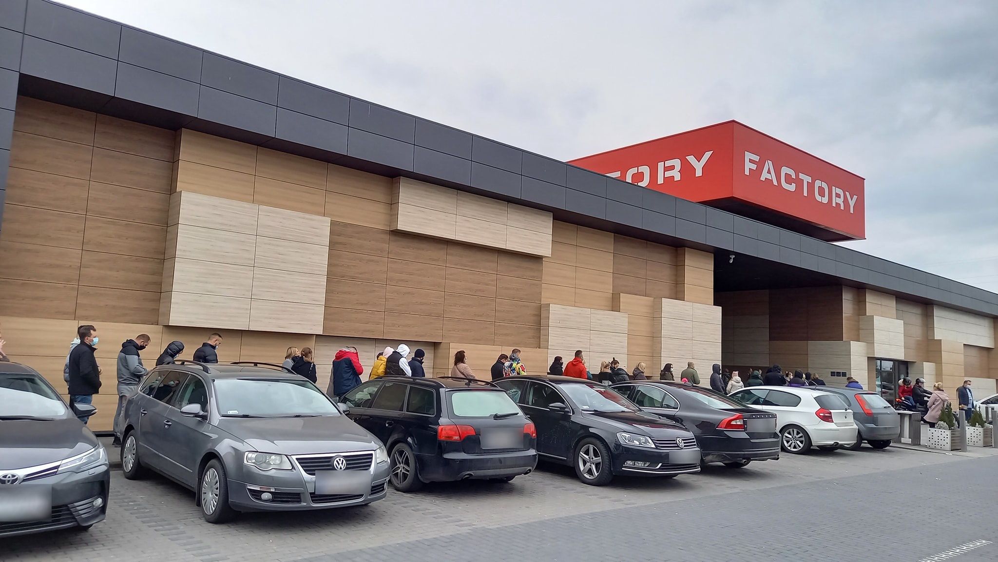 Lockdown w Warszwie. Tłumy przed Factory na Annopolu.