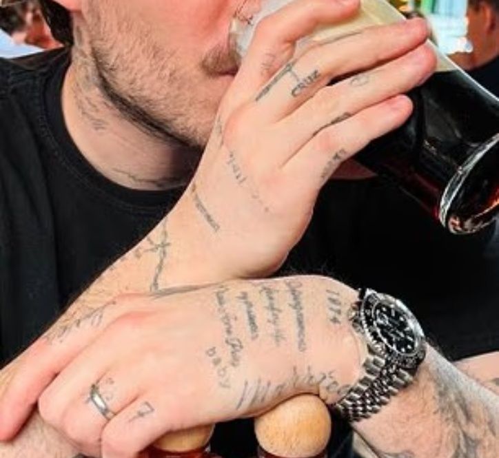 Brooklyn Beckham usuwa KOLEJNE "rodzinne" tatuaże