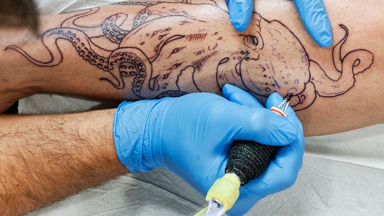 Wykonywanie tatuażu
