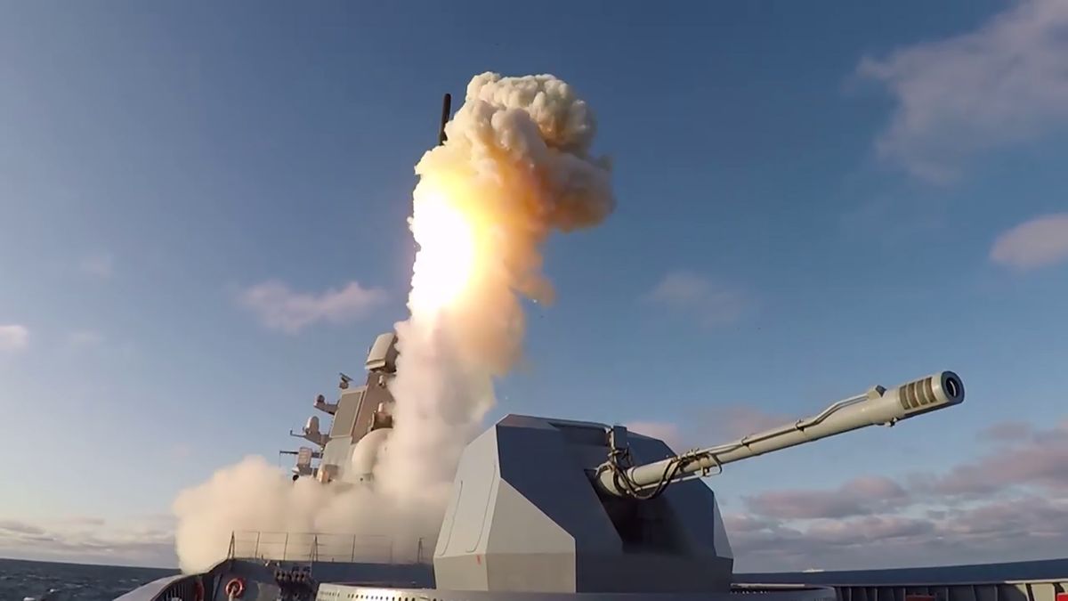 Odpalanie rakiety Kalibr z rosyjskiego okrętu wojennego