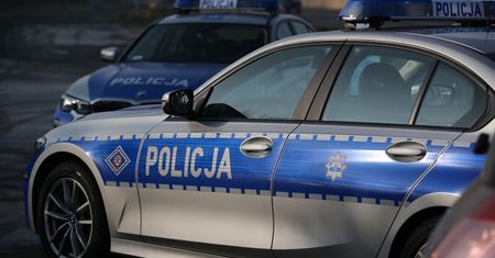 A1. Wypadek ciężarówek. Na jezdni paczki pocztowe i ubrania