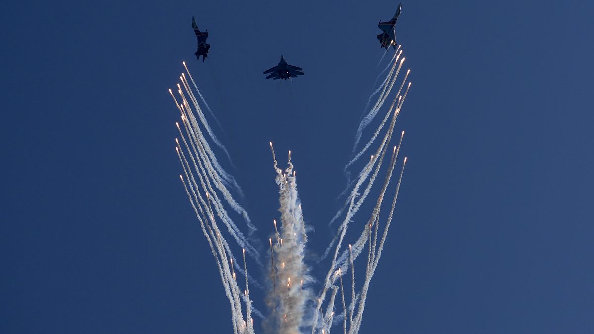 MOSCOW, RUSSIA - AUGUST 18: Sukhoi Su-35S military fighter jets performs during the International Military-Technical Forum "Army 2022" at Kubinka military training ground in Moscow, Russia on August 18, 2022. (Photo by Pavel Pavlov/Anadolu Agency via Getty Images)