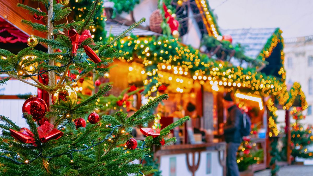 Te jarmarki bożonarodzeniowe przyciągają tłumy.