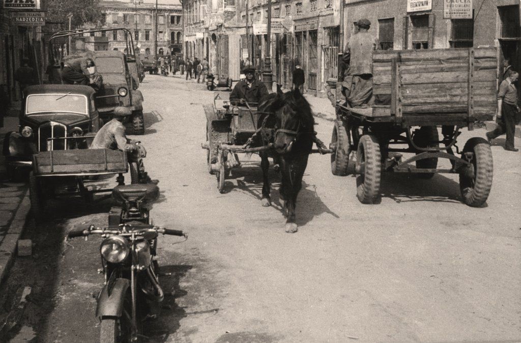 Różne środki transportu na ulicach warszawskich.