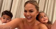 Chrissy Teigen nago z dziećmi w wannie. Ekspert skomentował zachowanie gwiazdy