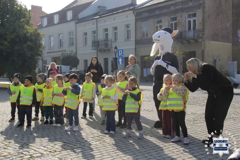 Świeć Przykładem – noś odblaski. Policjanci na opatowskim rynku