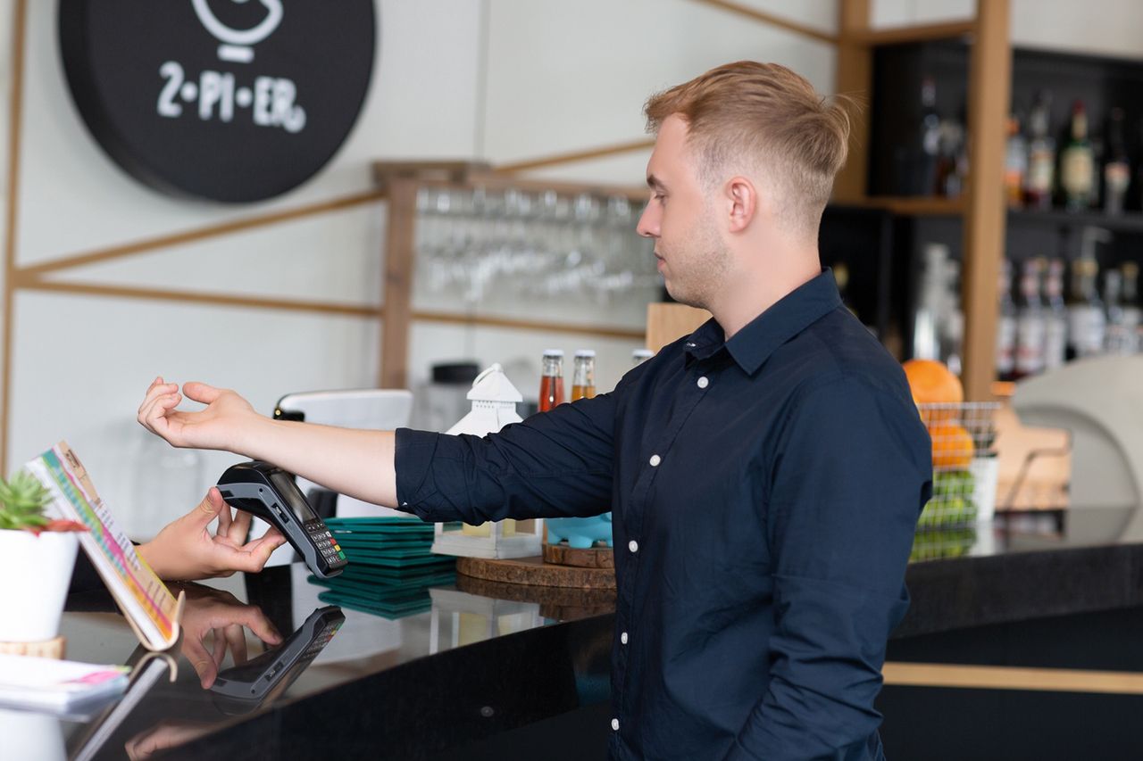 Płatność… ręką? Podskórne czipy coraz bardziej popularne