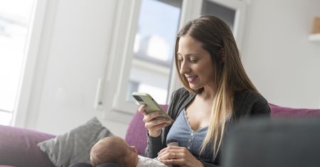 Telefon w ręce rodzica, niemowlę obok – co tracimy, kiedy nasza uwaga ciągle gdzieś odpływa