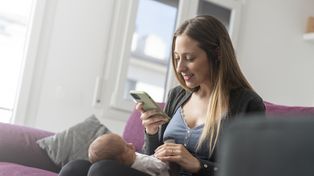 Telefon w ręce rodzica, niemowlę obok – co tracimy, kiedy nasza uwaga ciągle gdzieś odpływa