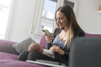 Telefon w ręce rodzica, niemowlę obok – co tracimy, kiedy nasza uwaga ciągle gdzieś odpływa