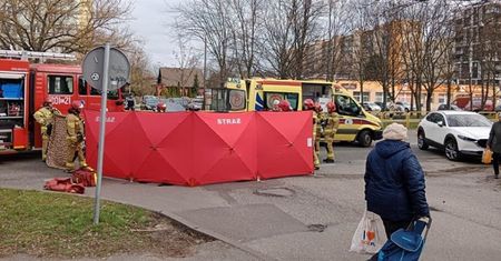 Przerażający wypadek w Bydgoszczy. Świadkowie wyciągnęli z auta kierowcę