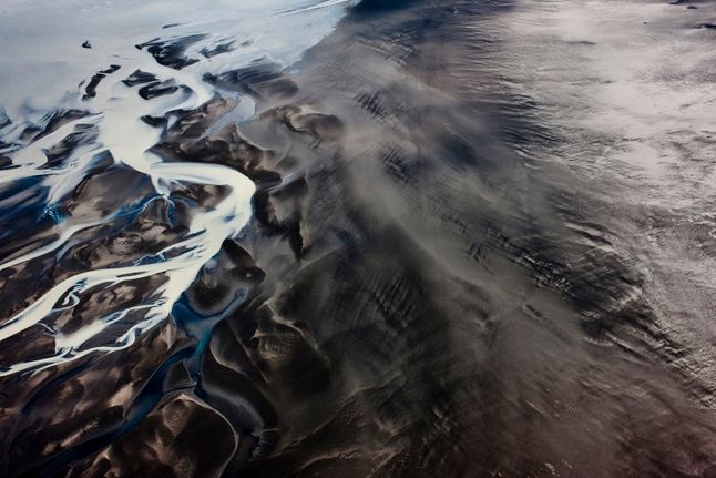 Topniejące lodowce, Islandia. Obszar, który był pokryty lodem od 1550 roku jest teraz widoczny, można na nim zauważyć wulkaniczną magmę.