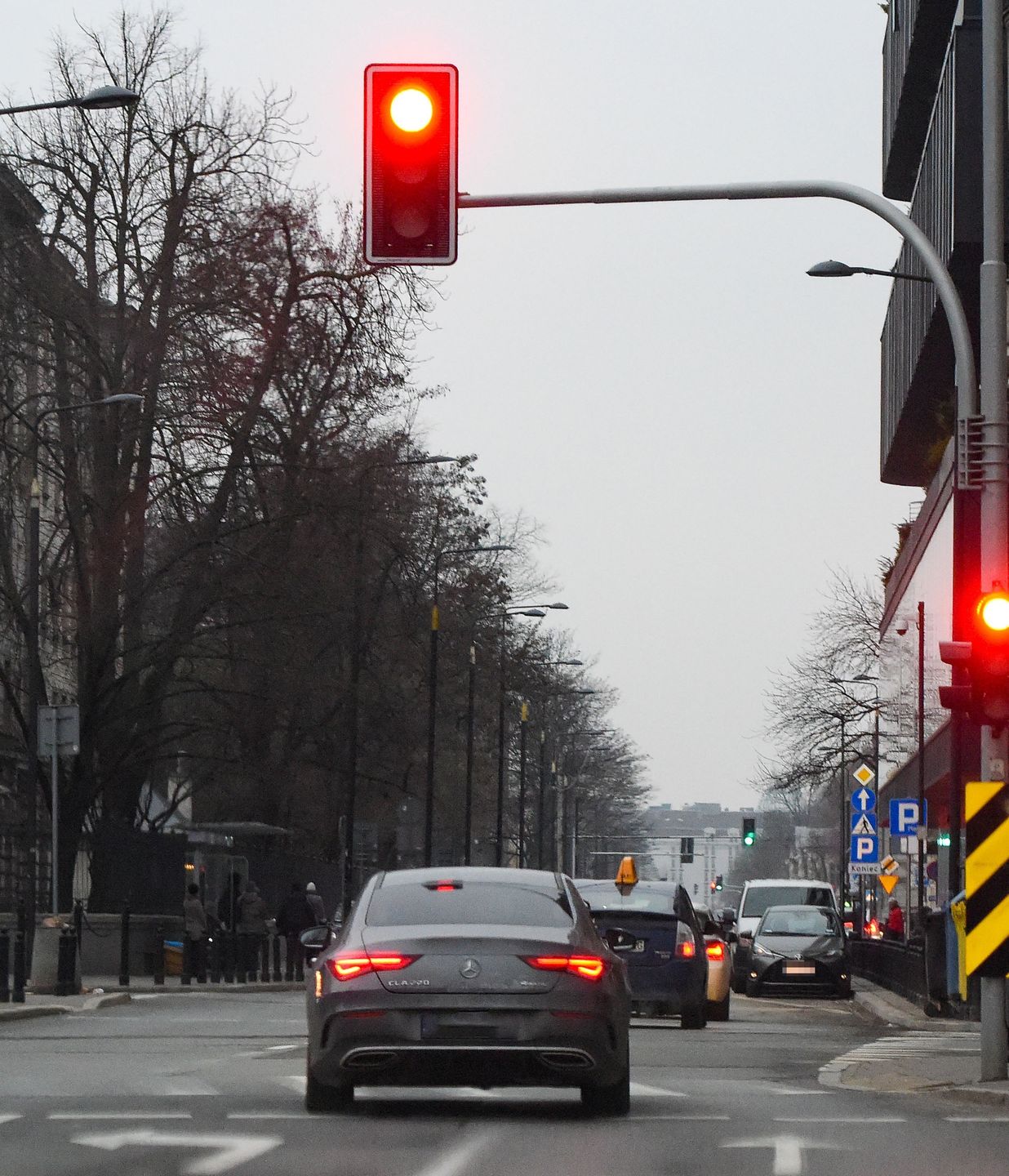 Maciej Musiał parkuje na zakazie