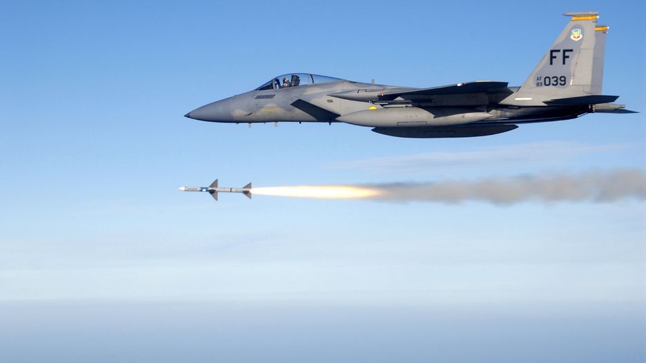 F-15C - wystrzał pocisku AIM-7 - zdjęcie ilustracyjne.