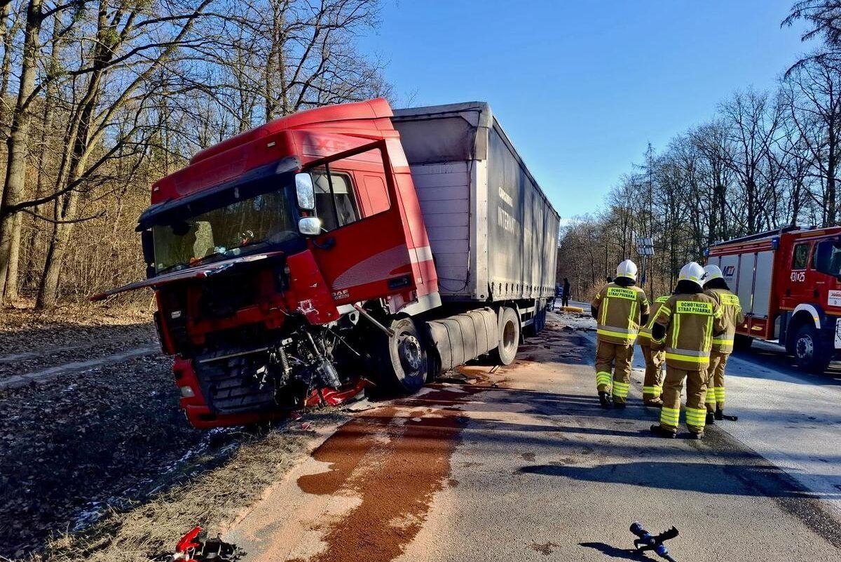 Samochód ciężarowy zderzył się z osobówką