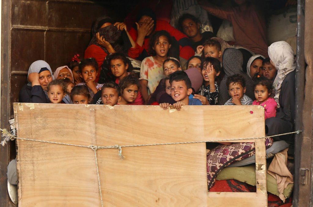 Dzieci ewakuowane z miasta Rafah 