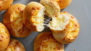 Na śniadanie zrobiłam chrupiące bułeczki. Ser ciągnie się bardziej niż na pizzy
