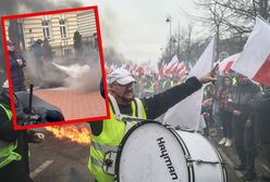 Race dymne na proteście. Policjanci obrzuceni