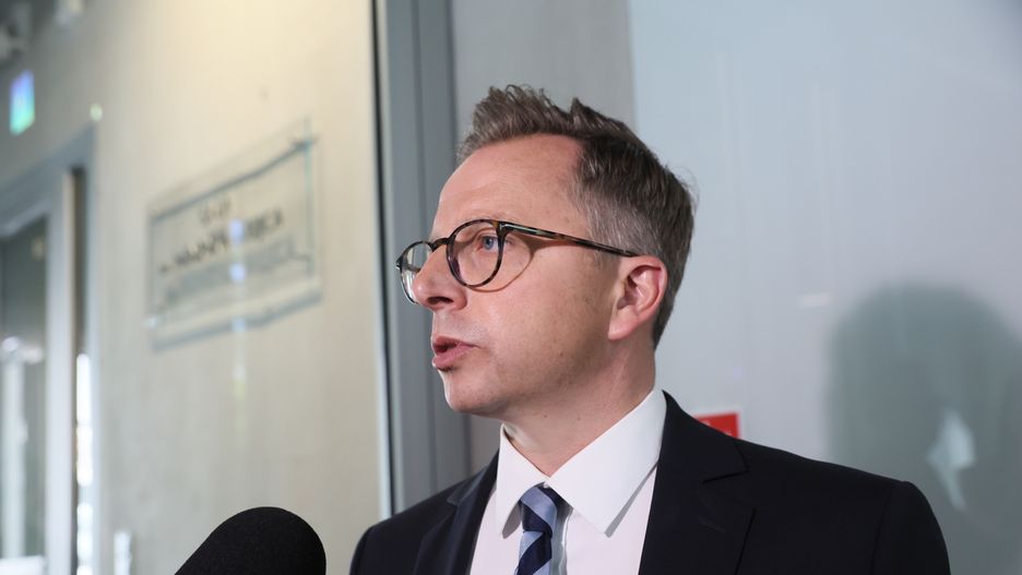 Warszawa, 15.05.2024. Przewodniczący komisji, poseł KO Dariusz Joński rozmawia z dziennikarzami, przed posiedzeniem sejmowej komisji śledczej do zbadania legalności, prawidłowości oraz celowości działań podjętych w celu przygotowania i przeprowadzenia wyborów Prezydenta Rzeczypospolitej Polskiej w 2020 r. w formie głosowania korespondencyjnego, 15 bm. w Sejmie w Warszawie. (mr) PAP/Leszek Szymański