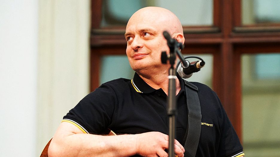 Jędrzej Kodymowski na scenie podczas koncertu Jana Pietrzaka na Zamku Ujazdowskim