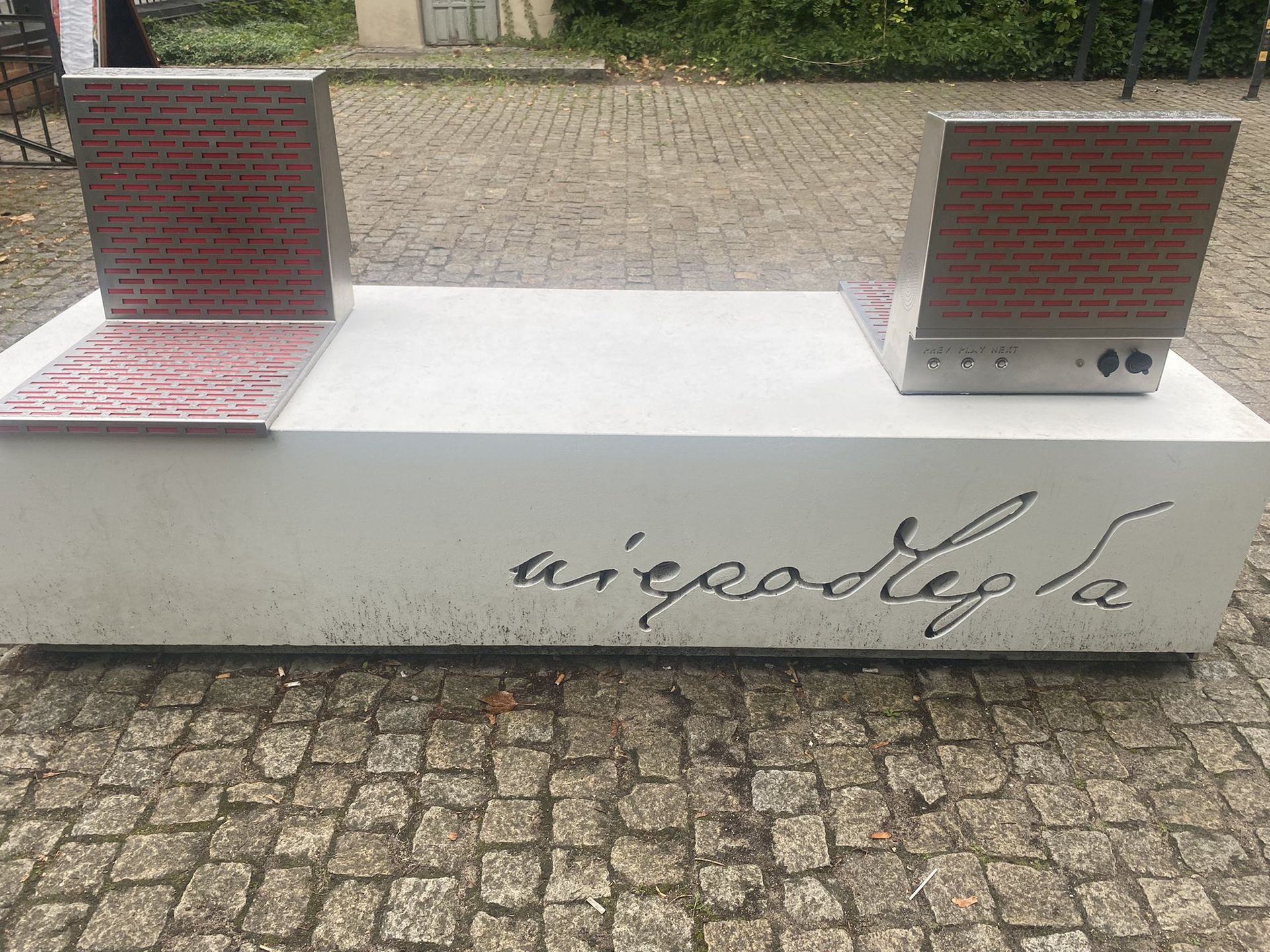 Ławki niepodległości nie są w najlepszym stanie