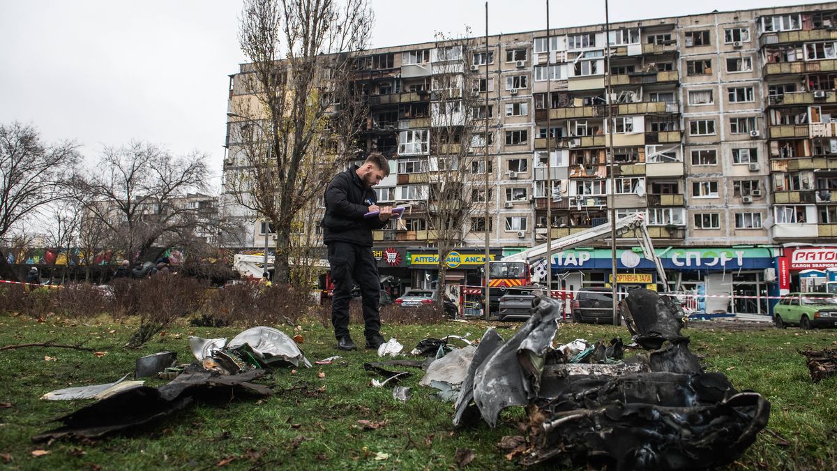 Zniszczenia po rosyjskim ataku na Kijów